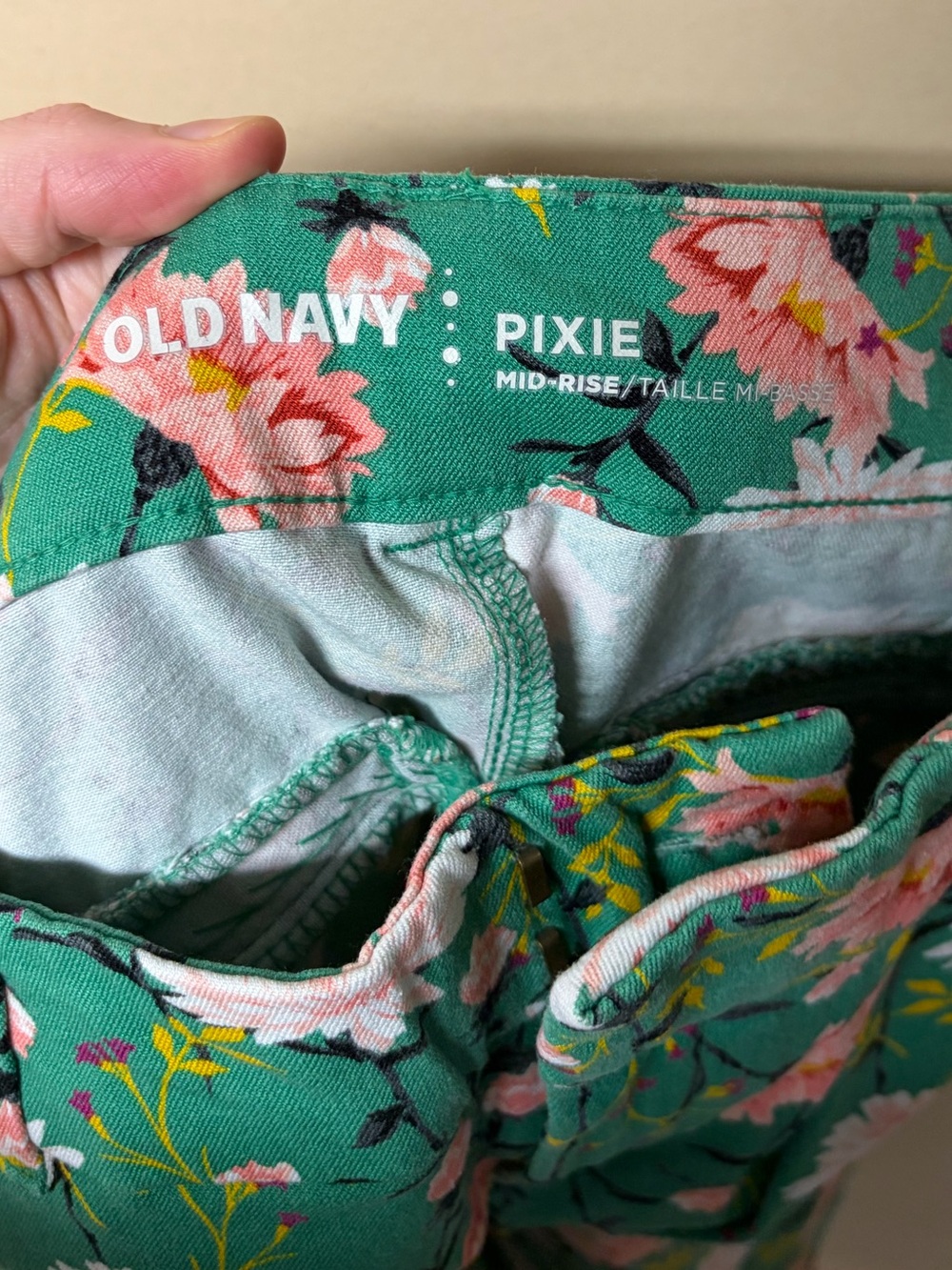2/$30⚡️- PANTS | Women’s Old Navy Pixie mid rise pants size 6 - Picture 5 of 6
